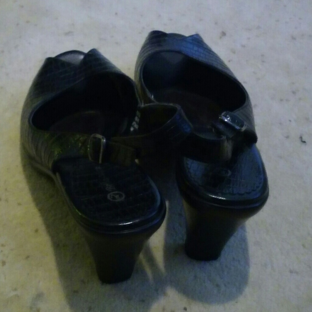 Shoes - Picture 4 of 4